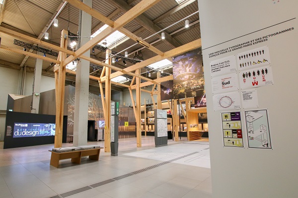 Espace de présentation de maquettes, visuels et frises chronologiques dans le cadre de l’exposition « L’Atelier des designers » par Ruedi Baur et Patrick Jouin à la Fabrique du Métro