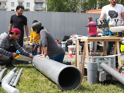 Création d’une installation sonore avec des tubes en matériaux de récupération avec du public autour dans le cadre du chantier partagé « Ateliers sonores » du collectif Si Architectes à Bagneux en 2018