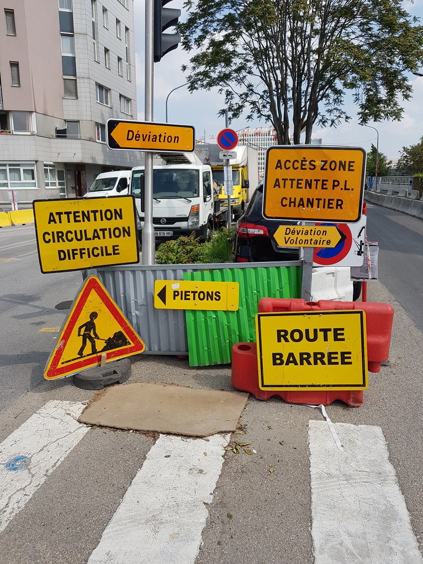 Sept panneaux jaunes de circulation revisités dans le cadre du chantier partagé « Déviations volontaires » de la Société du Grand Paris
