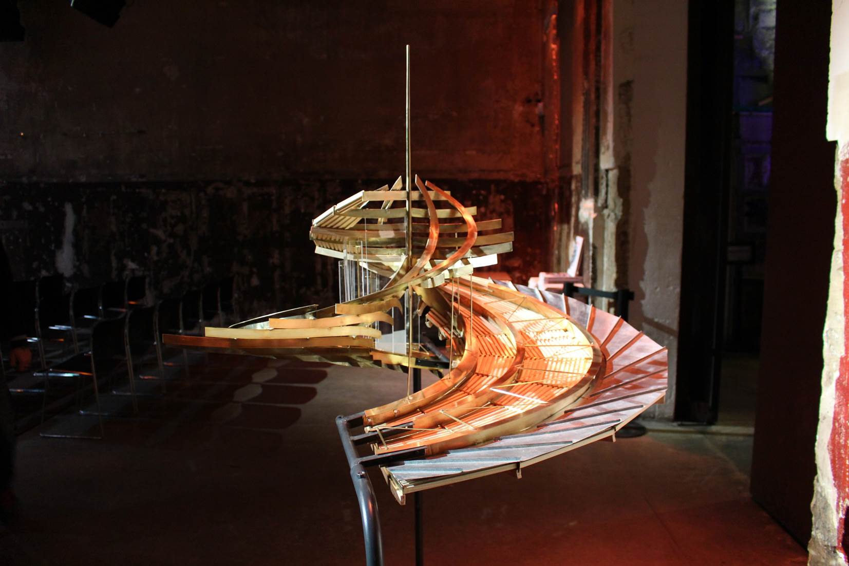 Maquette en bois de forme circulaire présentée lors de la conférence « Les architectes du Grand Paris Express » à la Maison de l’Architecture