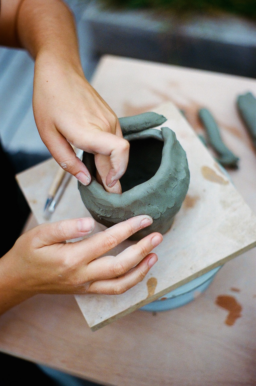 Photographie du façonnage d’un pot en céramique à partir des terres du Grand Paris Express 
