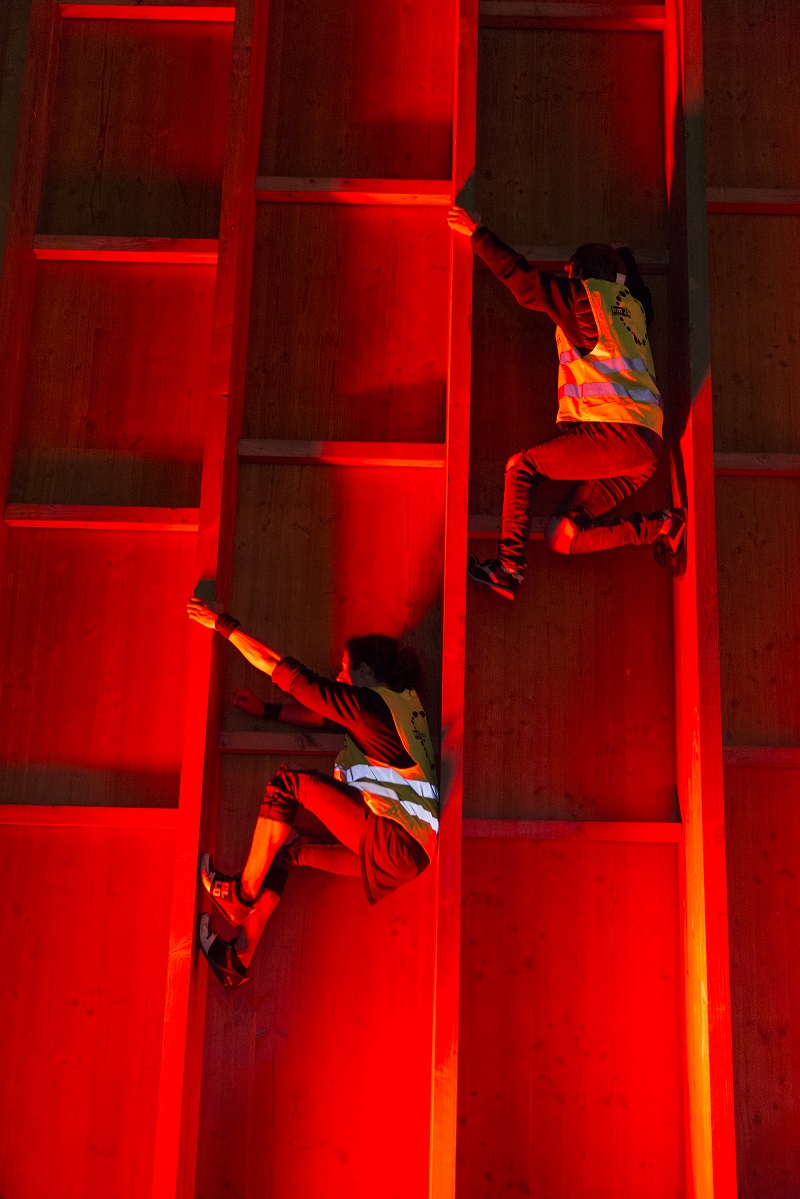 Performance d’acrobates sur un mur rouge dans le cadre du KM3 à Champigny 