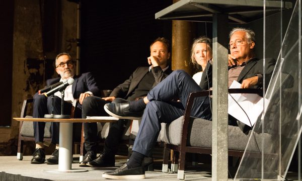 Quatre intervenants sur l’estrade dans le cadre des conférences « Les architectes du Grand Paris Express » à la Maison de l’Architecture