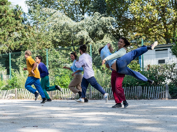 Six danseurs en train d’effectuer un saut, en espace public, dans le cadre du spectacle en déambulation « Impact d’une course » de la Compagnie La Horde à Bagneux en 2021