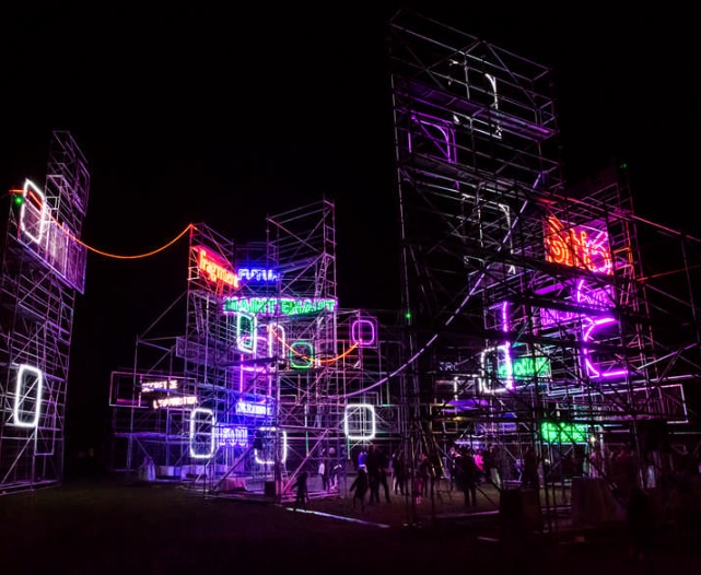 Public devant l’œuvre « Paysage vu à travers un point d’observation » composée de néons lumineux de l’artiste Tobias Rehberger, présentée dans le cadre de la Nuit Blanche 2016