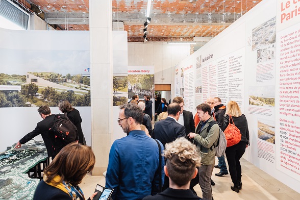 Le public découvre les maquettes de l’exposition du pavillon « Horizon 2030 » dans le cadre de la biennale d’architecture et de paysage de Versailles