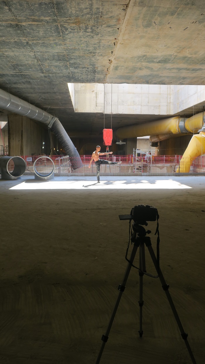 La caméra en pied fixe et le danseur en arrière-plan, sur le chantier de l’ouvrage Salengro à Champigny 