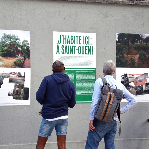 Deux visiteurs devant le premier volet de l’exposition « J’habite ici ! A Saint-Ouen »