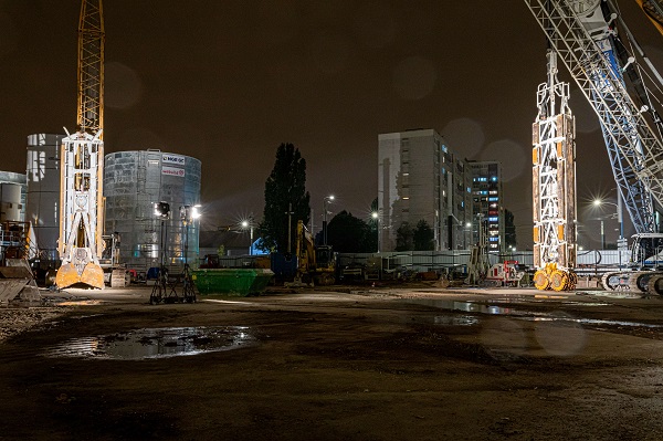Mise en lumière du chantier de Clichy-Montfermeil de nuit dans le cadre du projet de Théodora Barat pour la nuit blanche, vue sur les grues 