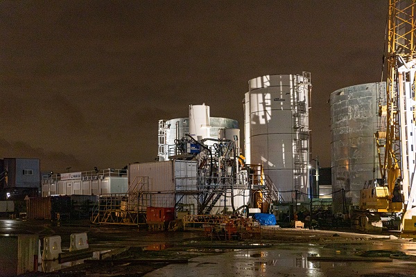 Mise en lumière du chantier de Clichy-Montfermeil de nuit dans le cadre du projet de Théodora Barat pour la nuit blanche, vue sur des cylindres