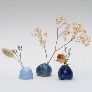 Vases en céramique réalisés par l’artiste Emmanuelle Cassot 