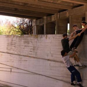 Jeunes gens grimpant sur un mur  