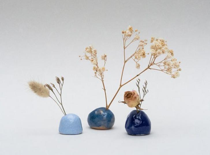 Vases en céramique réalisés par l’artiste Emmanuelle Cassot 