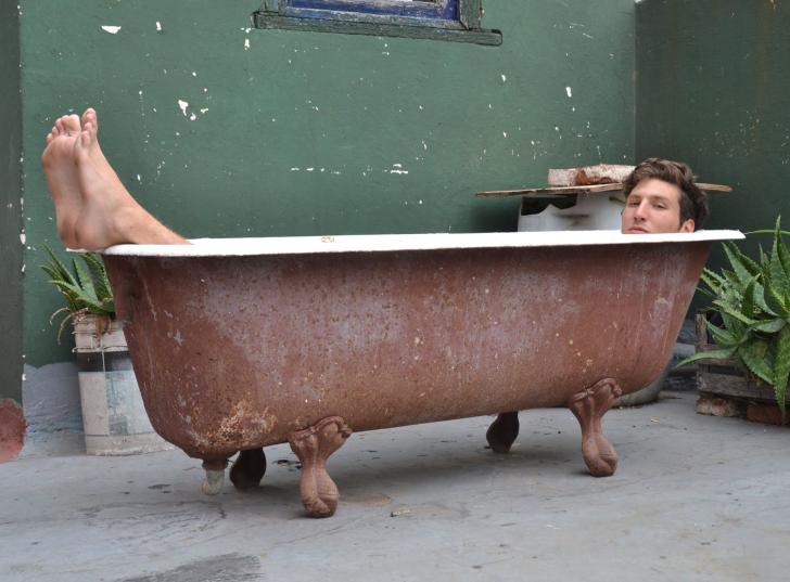 Homme dans une baignoire