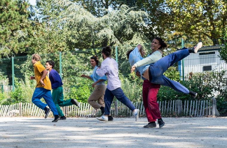 Six danseurs en train d’effectuer un saut, en espace public, dans le cadre du spectacle en déambulation « Impact d’une course » de la Compagnie La Horde à Bagneux en 2021