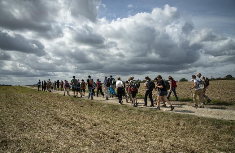 Un groupe de marcheurs de marcheurs dans le parc André Malraux avec vue sur les Tours nuages