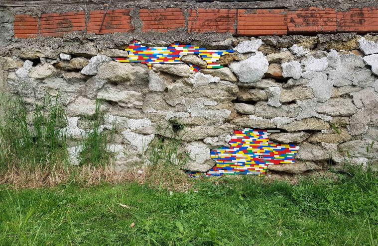 Briques de légo sur un mur qui constituent le module « Dispatchwork » de l’artiste Jan Vormann dans le cadre du chantier partagé « Déviations » de la Société du Grand Paris