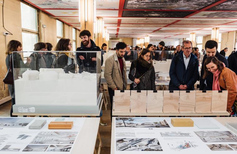 Le public découvre les maquettes de l’exposition du pavillon « Horizon 2030 » dans le cadre de la biennale d’architecture et de paysage de Versailles
