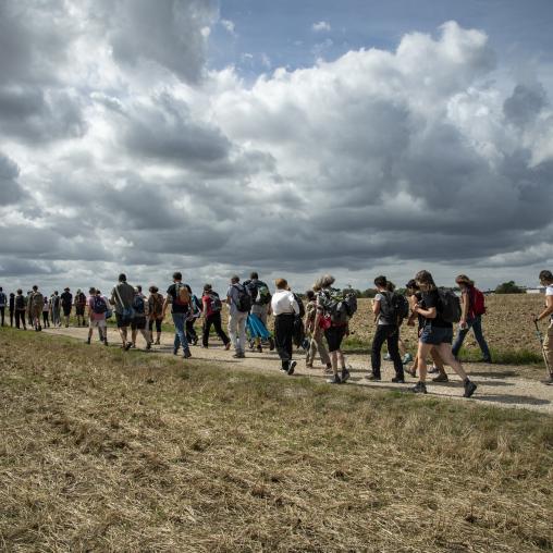Un groupe de marcheurs de marcheurs dans le parc André Malraux avec vue sur les Tours nuages