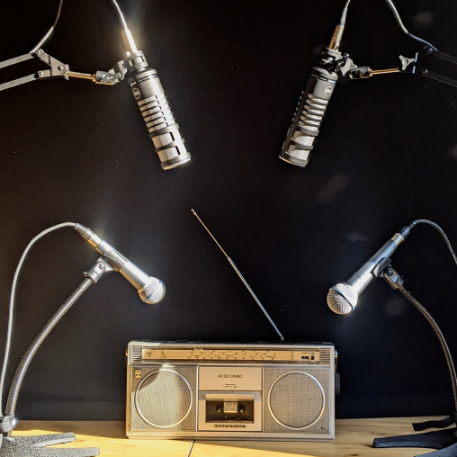 Studio radio dans la Caravane Vive les Groues
