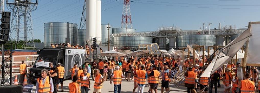 Le public en gilet orange de chantier sur le chantier de la friche Arrighi à Vitry lors du KM6