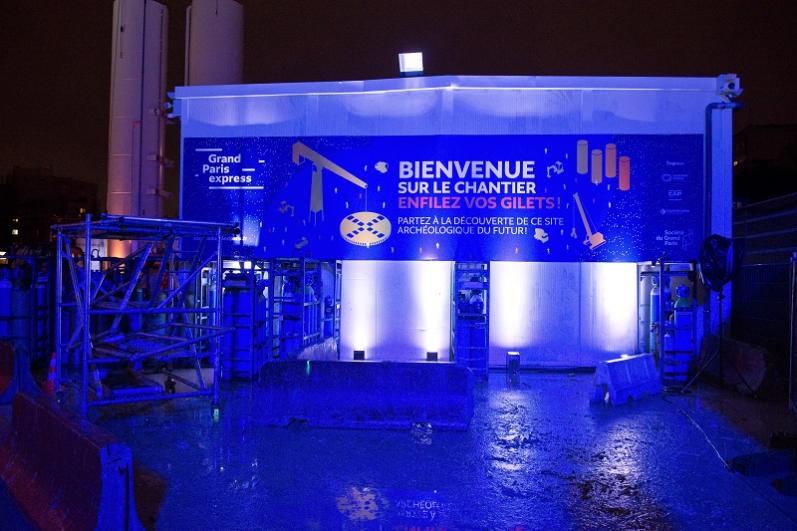 Panneau d’entrée sur le chantier du KM5 à Bagneux « Bienvenue sur le chantier », de nuit