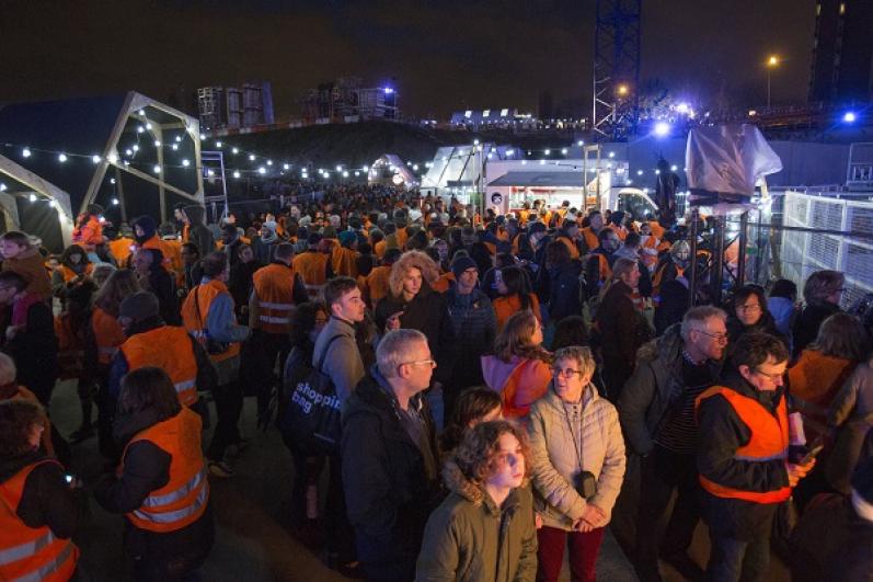 Le public de nuit en gilet de chantier orange lors du KM8 à Villejuif Institut Gustave-Roussy
