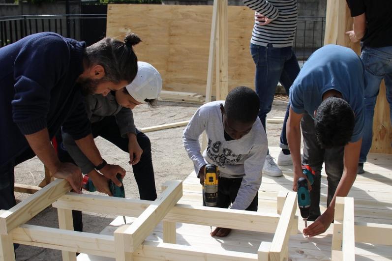Jeune public en train de fabriquer du mobilier dans le cadre du chantier partagé du collectif Parenthèse à Champigny