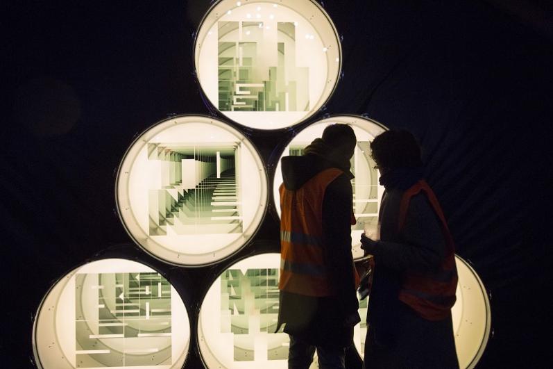 Caissons lumineux de l’artiste Iván Navarro présentés dans le cadre du KM8 sur le chantier de la future gare Villejuif Institut Gustave-Roussy
