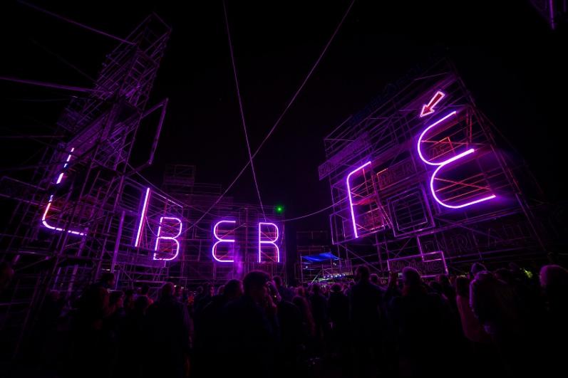 L’œuvre « Paysage vu à travers un point d’observation » composée de néons lumineux de l’artiste Tobias Rehberger, vue de près sur des néons lumineux violets qui composent le mot « liberté »