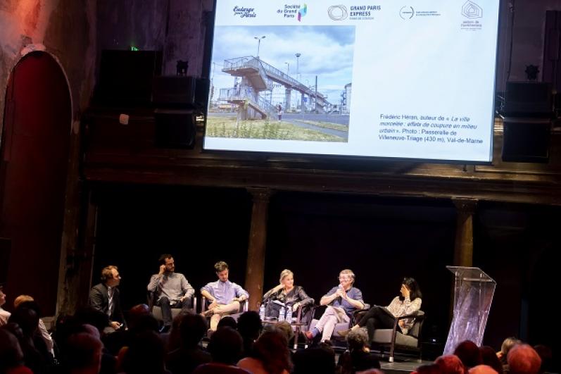 Cinq intervenants sur l’estrade lors de la conférence sur les piétons du Grand Paris à la Maison de l’Architecture en Île-de-France