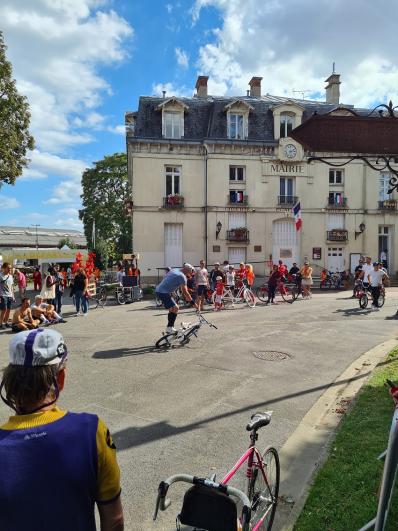 Public en vélo en espace public au départ de la vélo parade dans le cadre du chantier partagé de l’ENSA-PB et de l’Ecole Camondo à Paris-Belleville