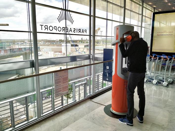 Un usager de l’aéroport d’Orly regarde à travers la borne de réalité virtuelle 