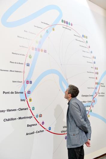 Un visiteur observe la carte de la Ligne 15 du grand Paris Express, un cercle autour de Paris