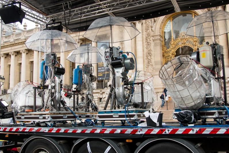 Le dispositif technique de l’œuvre « Sucre Cristal n°3 » de l’artiste Vivien Roubaud présentée lors de la FIAC 2019 à Paris, composé de machines et parapluies transparents sur la plateforme d’un camion 