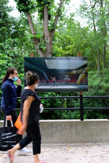 Panneaux photographiques accrochés le long de la Marne à Champigny