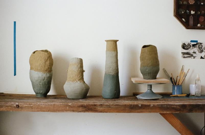 Photographie de quatre pots en céramique à partir des terres du Grand Paris Express