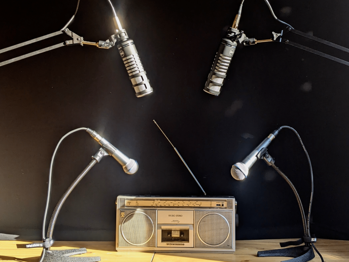 Studio radio dans la Caravane Vive les Groues
